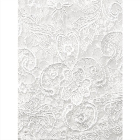 In Bloom| Vintage Crochet Lace Wrap - Picture 3 of 3